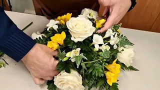 Come comporre un centrotavola di fiori freschi rotondo per Anniversario - Fiorista Bandera