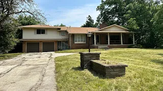 Creepy ABANDONED 1970’s Estate Home With Secret Room **WHAT DID WE FIND?!?!**