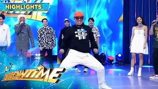 Vice Ganda tests Hashtag Zeus' dancing prowess again | It's Showtime