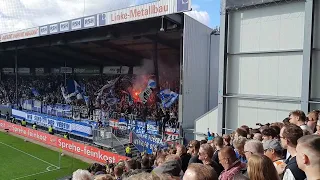 Hertha BSC Fans machen Stimmung im Holstein Stadion ( mit Bengalo ) 24.9.23