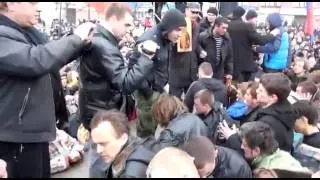 Харьков 1 марта 2014 Митингующие поставили майдановцев на колени!