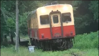 里山の無人駅を発車するキハ200     上総大久保