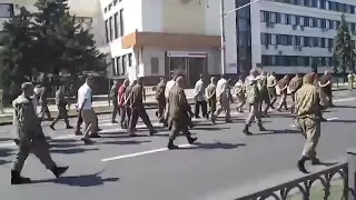 В центре Донецка ведут фашистов.