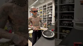 TRAVIS BARKER tocando TRAP en la batería