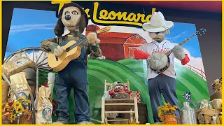 Country Dog animatronics - Tom Leonards in Richmond, VA 2022 : “Momma don’t allow no guitar playing”