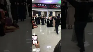 Танец Раяны Асланбековой на открытие ярмарки Династия Хан 👌