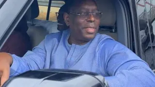 Macky Sall et Marième Faye Sall en balade dans la banlieue, sous les eaux