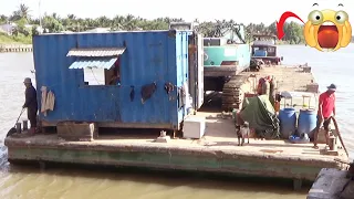 [727] The tugboat pushed the barge through the dam's gates in a spectacular way