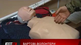 Муніципальна варта і Мальтійська служба допомоги допомагають маломобільним людям пересуватися.