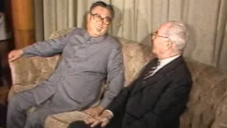 Husák vyznamenáva Kim Ir-sena (1987)