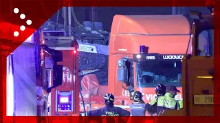 Incidente pullman Mestre, l'arrivo dell'autoarticolato dei Vigili del fuoco per il trasporto del bus
