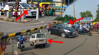 Heavy Traffic at Railgate Angry Car Driver Fight with Gateman Busiest Rail Fatak of Indian Railways