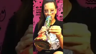 Hot Girl Smoke Bong // Leady Smoke Weed // Smoker Girl 420