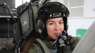 Die Weiblich F/A-18 Kampfjet-Pilotin: Hauptmann Fanny Chollet «Shotty» [English Sub]