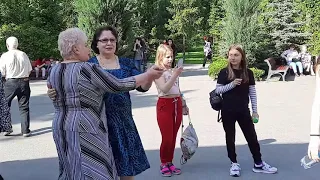 Расцвела черёмуха!!!Танцы в парке Горького,Харьков,май 2021.
