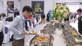 Phóng viên quốc tế thích thú với ẩm thực Việt Nam