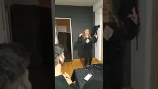 ex bailarina de Antonio en casa recordando pasos