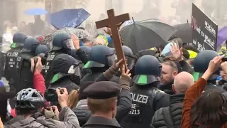 Heftige Proteste gegen Corona-Regeln in Berlin - Euronews am Abend 18.11.