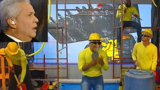 SIKÊRA JR É SURPREENDIDO COM PEDREIROS CANTANDO!