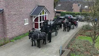 Uitvaart met de zwarte rouwkoets en volgkoetsen. www.stalhouderijhazeleger.nl