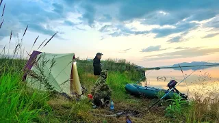 ЗАБРАЛИСЬ В ДРЕВНИЕ МЕСТА МЕСТНЫХ! ЛОПАТЫ КЛЮЮТ ОДНА ЗА ДРУГОЙ! РЫБАЛКА С НОЧЁВКОЙ В ПАЛАТКЕ