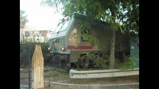 Salida de un tren de mercancías del puerto de Sevilla (antiguo acceso).