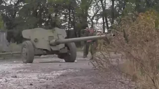 100mm T-12 gun fires, presumably during the War In Donbass