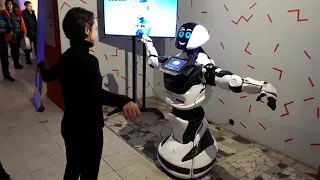 Юля Фнафер и робот Promobot V.4 танцуют