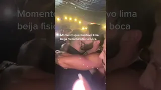 Gusttavo Lima beijando fisioculturista Fernando Franco na boca