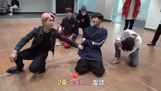 jimin accidentally hit jungkook and jungkook accidentally hit taehyung oh my😂