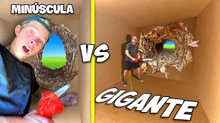 Escapando de Uma Parede de 100 Camadas de Papelão Minúscula vs GIGANTE! *APRISIONADOS*