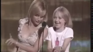 Dakota Fanning and Brittany Murphy present an award at the Teen Choice Awards.