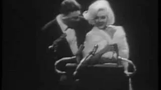 Marilyn Monroe sings Happy Birthday to Kennedy