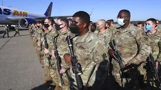 Söder begrüßt 200 US-Soldaten am Flughafen Nürnberg
