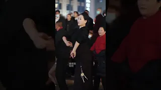 Dancing Taste of Tibetan Life Watch Tibetan Xi Rao Sister.  Chunxi Road Street Shooting Ti