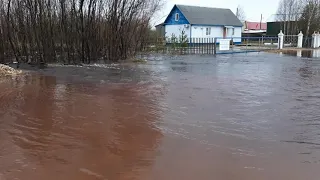 Вечер 14 мая.На улице Набережная в Березнике.Бурное течение.