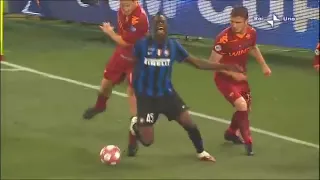 ROMA-INTER 0-1 FALLACCIO  DI TOTTI  A BALOTELLI GLI TAGLIA LE GAMBE FALLO DA ROSSO