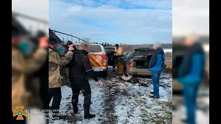 Под Днепром мужчина ради видео прыгнул в прорубь, но вынырнуть не смог.