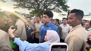 Pemangku Raja Pahang Tengku Hassanal Di Serbu Peminat Ketika Lawatan Ke Dataran Ibu Pertiwi.