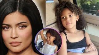 Tunden a Kylie Jenner por presumir su Riqueza, muestra a su Hija Stormi con vestido de 2000 dólares