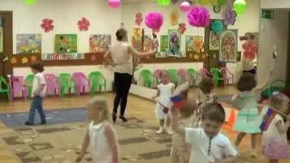 Танцы для детей 2-3 лет в ДС. Праздник Весны. Танец с флажками. Открытый урок. Детские танцы.