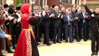 Ramsan Kadyrow tanzt Kaukasischen Tanz Lezginka zu Tschetschnischer Musik