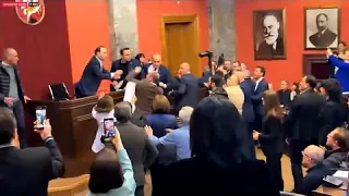 "Handfeste Demokratie": Schlägerei im georgischen Parlament