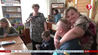 Український герой допомагає волонтерам, які працюють із дітьми з інвалідністю у Черкасах