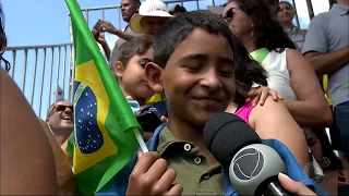 Brasilienses lotam a Esplanada dos Ministérios para desfile de 7 de Setembro