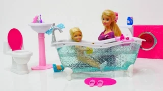 Barbie ve Ken banyo eşyalarını yerleştiriyorlar. Kukla oyunu