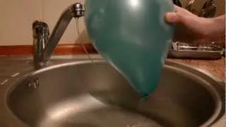 Electric force between the water and the balloon - physics experiment