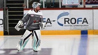 NHL-Star Philipp Grubauer beim Abschlusstraining der Starbulls Rosenheim im Tor