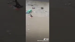Man save 5 person in China Zhengzhou big floods. it was at the tunnel of of Jing Guang road.