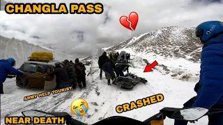 Accident in Changla Pass Ladakh 😰 || Fortuner Sliding On Snow 😱 ARMY Help Tourist